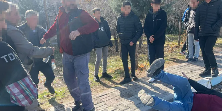 Öğrenciler şakalaştı, veliler kavga etti