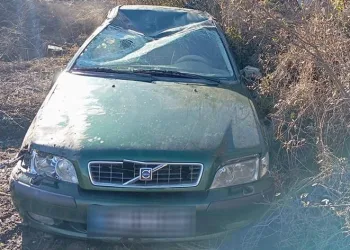 Hafif ticari araçla çarpışan otomobil tarlaya uçtu