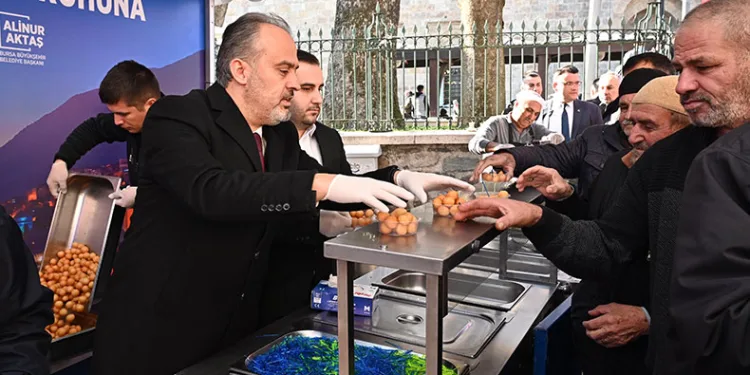 Bursa’da şehitlerin anısına lokma dağıtıldı