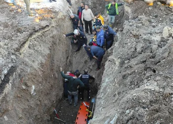 Kanal çalışması sırasında işçi göçük altında kaldı