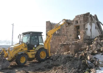 Talas’ta metruk bina yıkılıyor