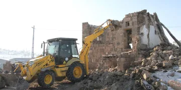 Talas’ta metruk bina yıkılıyor