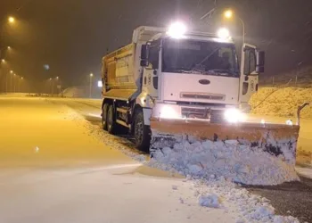 Kar yağışı sonrası yollar açılıyor