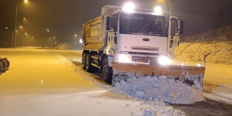 Kar yağışı sonrası yollar açılıyor