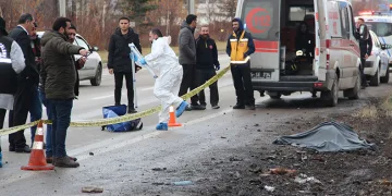 Karayolu kenarında ceset bulundu