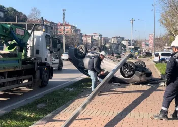 Kontrolden çıkan araç aydınlatma direğine çarptı