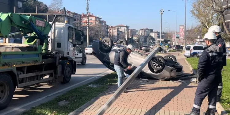 Kontrolden çıkan araç aydınlatma direğine çarptı