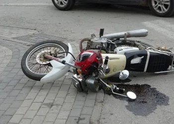 Otomobilin çarptığı motosiklet sürücüsü ölümden döndü