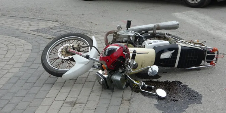Otomobilin çarptığı motosiklet sürücüsü ölümden döndü