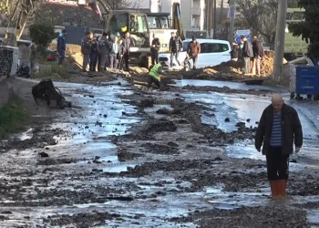 Su borusu patladı, yollar dere gibi aktı
