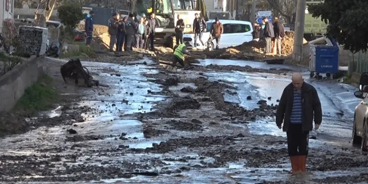 Su borusu patladı, yollar dere gibi aktı