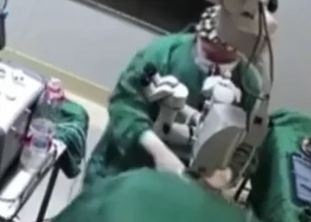 Ameliyat sırasında hastaya yumruk attı
