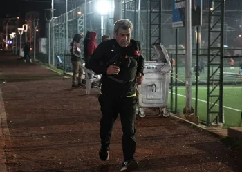 Dükkanını kapatıp 20 kilometre koşuyor