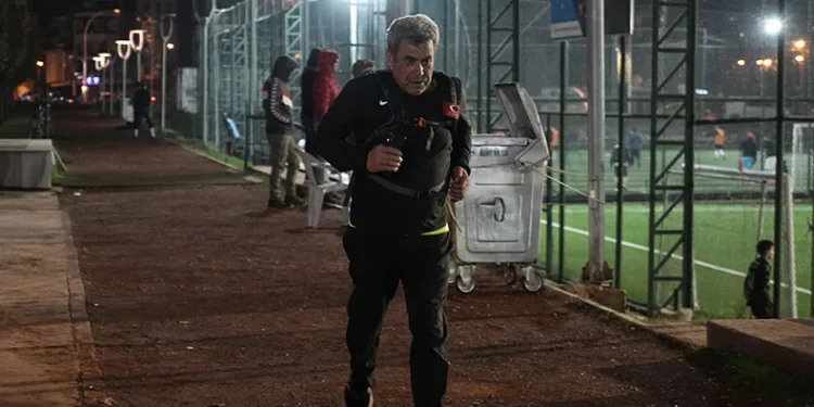 Dükkanını kapatıp 20 kilometre koşuyor