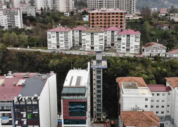 Diğer mahalleye asansör ile gidiyorlar