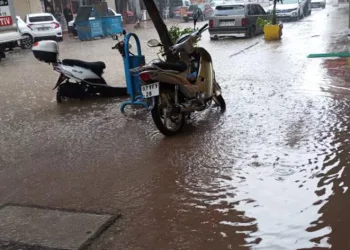 Kumluca’da sağanak yağmur etkili oldu