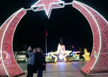Yeni yıl süslemelerine vatandaşlardan yoğun ilgi