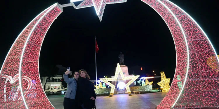 Yeni yıl süslemelerine vatandaşlardan yoğun ilgi