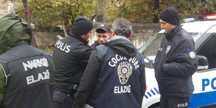 Polis okul önlerinde kuş uçurtmuyor