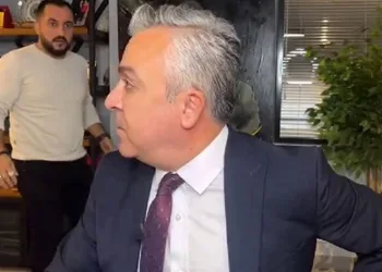 Canlı yayın esnasında depreme yakalandı