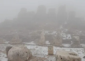 Nemrut Dağı sisin etkisine girdi