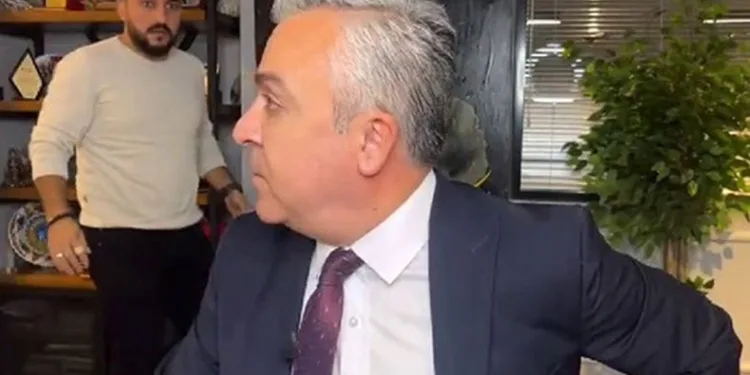 Canlı yayın esnasında depreme yakalandı
