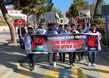 Sağlık çalışanlarından Gazze için “sessiz yürüyüş”