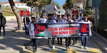 Sağlık çalışanlarından Gazze için “sessiz yürüyüş”