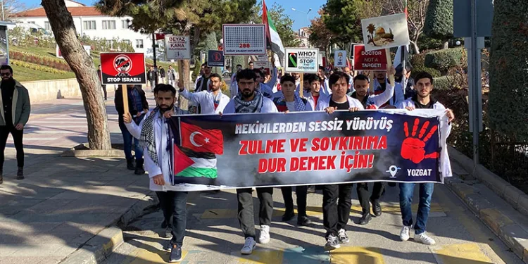 Sağlık çalışanlarından Gazze için “sessiz yürüyüş”
