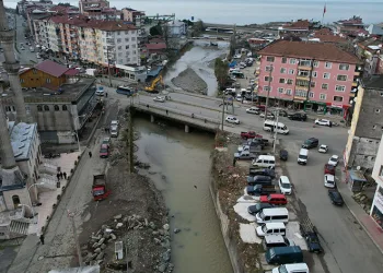 Şiddetli yağışlarda taşkınlara sebep olan köprüler yıkılıyor