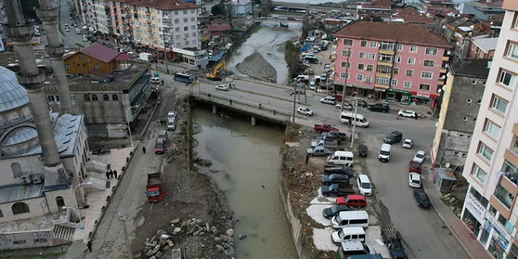 Şiddetli yağışlarda taşkınlara sebep olan köprüler yıkılıyor