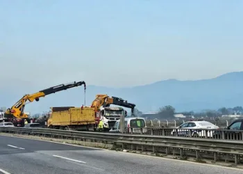 Kontrolden çıkan tır şarampole devrildi