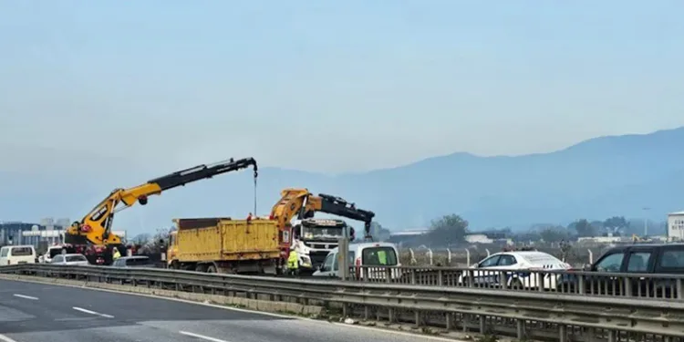Kontrolden çıkan tır şarampole devrildi