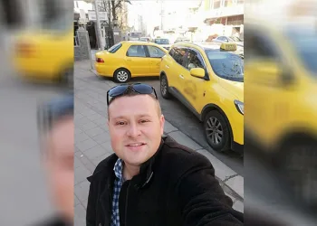 Eşinin yanında bıçaklanarak öldürüldü