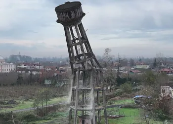 30 metrelik su deposu yıkıldı