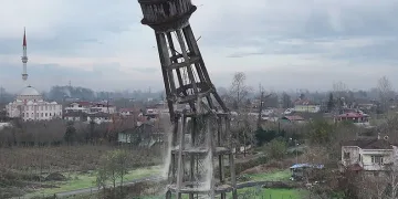 30 metrelik su deposu yıkıldı