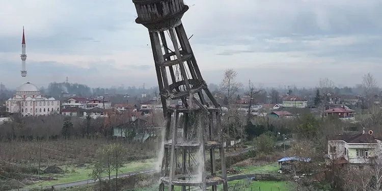 30 metrelik su deposu yıkıldı