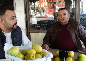 Dökülen limonları toplayıp vatandaşlara dağıttılar