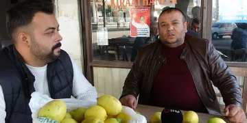 Dökülen limonları toplayıp vatandaşlara dağıttılar