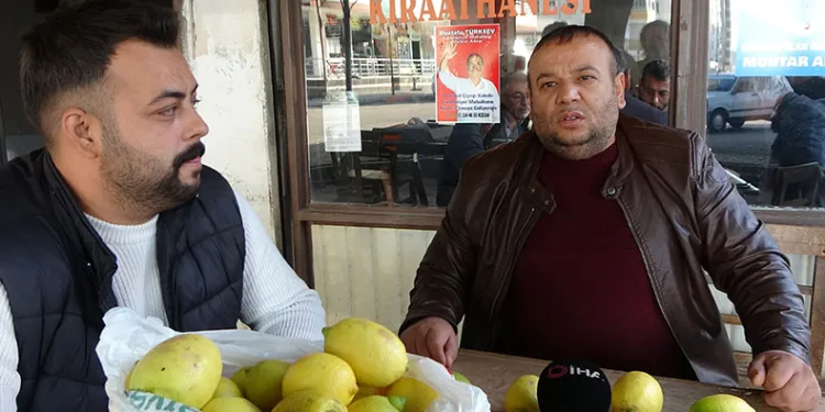 Dökülen limonları toplayıp vatandaşlara dağıttılar
