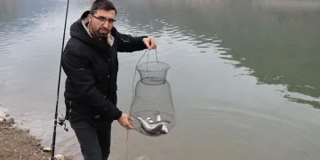 Kafeslerden kaçan balıkları oltayla tutuyorlar