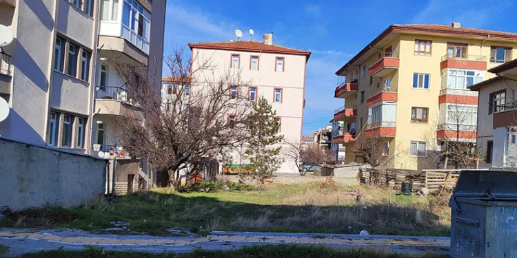 Epilepsi hastası genç boş arazide ölü bulundu