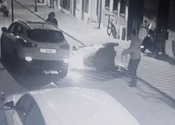 Kaldırımdan inmeye çalışırken fizik kurallarını unuttu