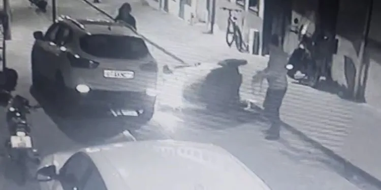 Kaldırımdan inmeye çalışırken fizik kurallarını unuttu