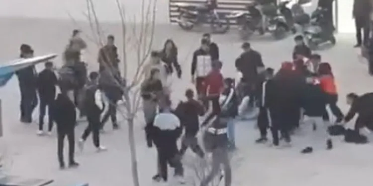 Şanlıurfa’da lise öğrencilerinin kavgası kamerada
