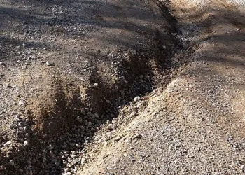 Çukur oluşan yol tehlike saçıyor