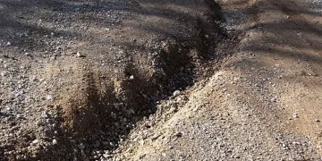 Çukur oluşan yol tehlike saçıyor