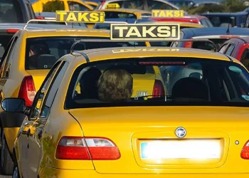 Korsan taksiciyi çağırıp tehdit etti