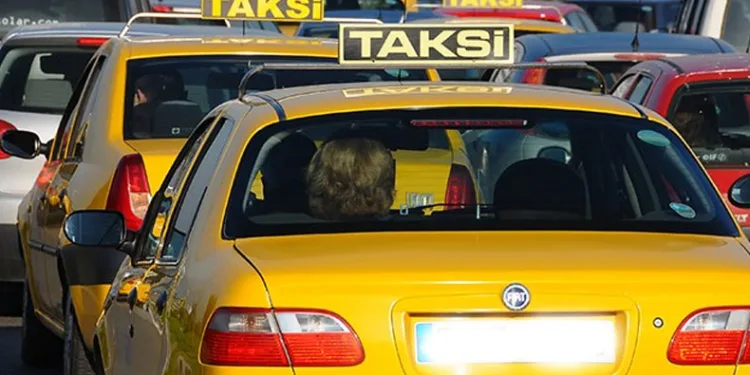 Korsan taksiciyi çağırıp tehdit etti