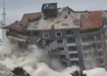 10 katlı bina, kağıt gibi yerle bir oldu